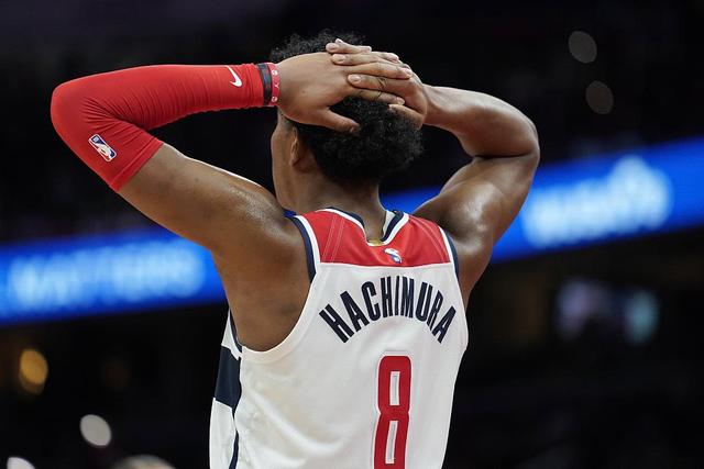 雄鹿不敌篮网两连败 锡安12中3鹈鹕惨负开拓者